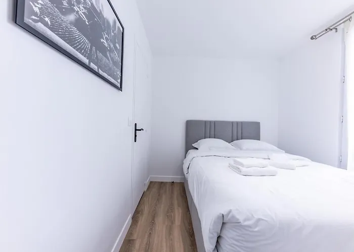 Chic 4-star Only 10 Minutes From Le Marais *