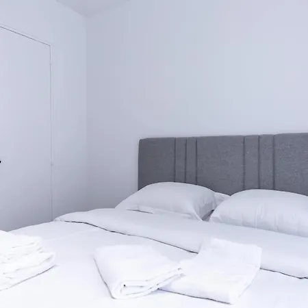 Chic 4-star Only 10 Minutes From Le Marais 파리